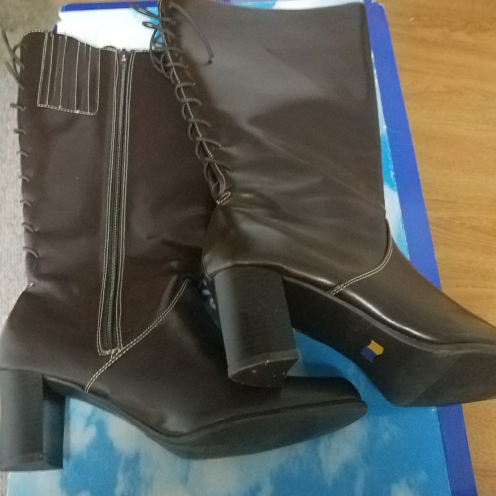 Wide Pecan boots.